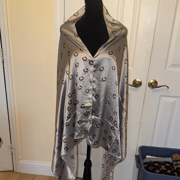 Accessories - Elegant Silver Patterned Shawl
